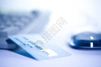 交换身份简单的信用卡和电脑在线购物网上图片