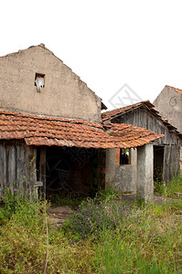 照片上最面的农村废弃旧房屋被白隔绝乡村的带状疱疹空图片