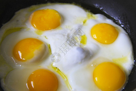 早上在黑锅烤全鸡蛋然后烧熟美食油盘子图片
