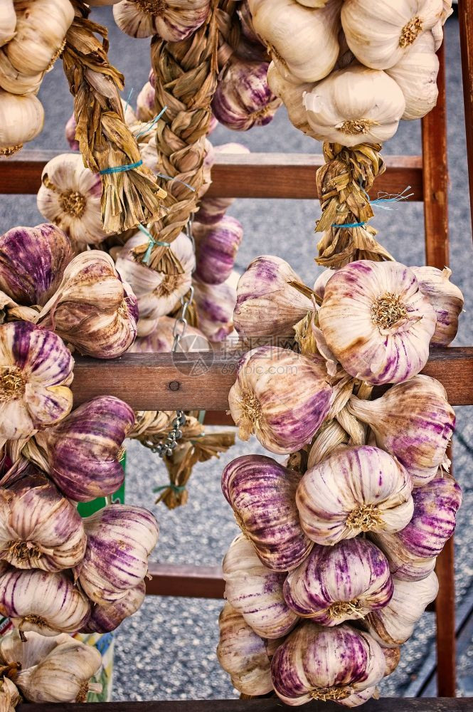 香料食物在当地市场上出售的大蒜bramids白色的图片