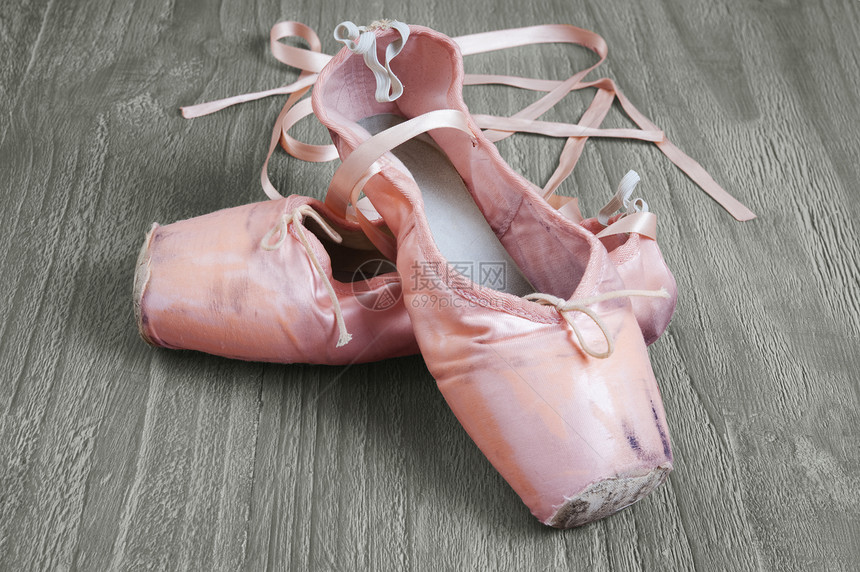 娱乐优质的木制背景旧用粉红色芭蕾舞鞋经典的图片