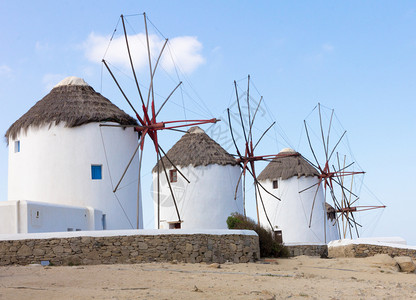 白色的Mykonos风车与明蓝的天空对抗墙岛图片