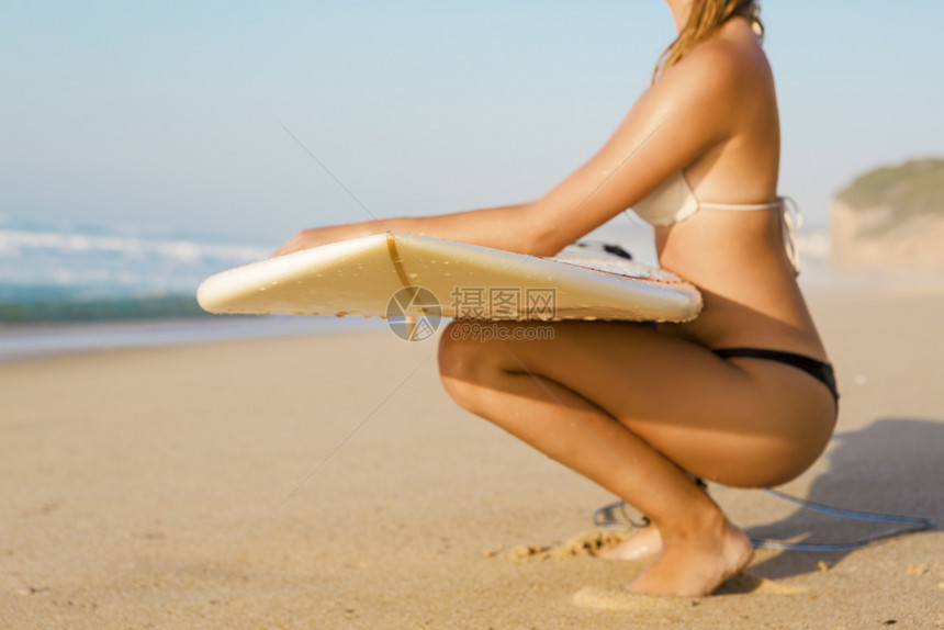 沙滩上美丽女人准备冲浪特写图片