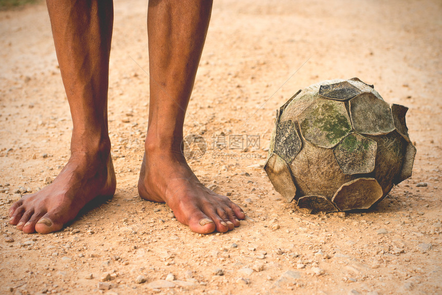 质地活动农村一个男人的腿站在一个足球肮脏的老古音调上图片