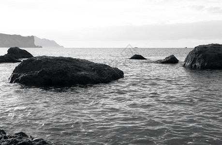 海景和石的黑白色风景结石波浪图片