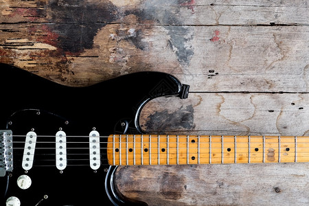 木制的黑色电吉他木本底的黑电吉他细节音乐器图片