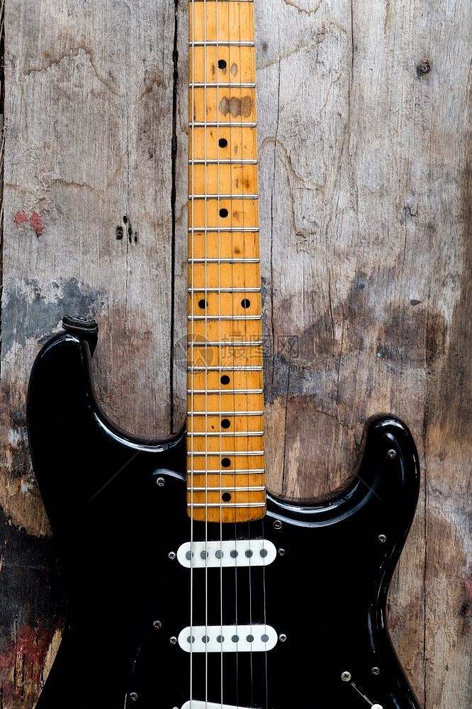 颜色黑电吉他木本底的黑电吉他细节木头播放器图片
