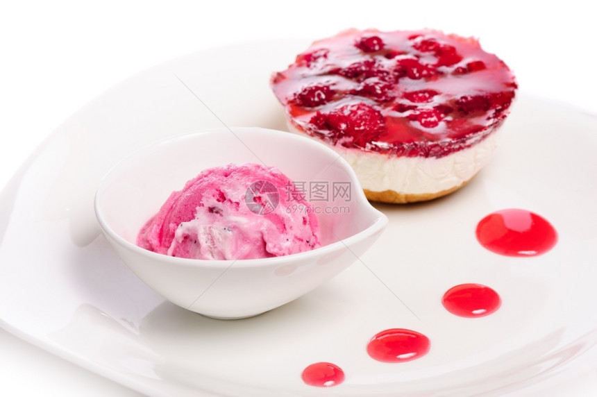 寒冷的草莓层芝士蛋糕和粉红色冰淇淋球在白色上隔离可口海拉多图片
