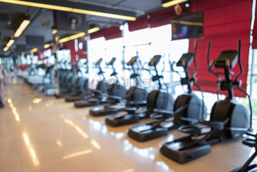 松弛商业力量体育锻炼设备为健身室内俱乐部和俱乐部但体育锻练设备具有模糊背景的健身场图片