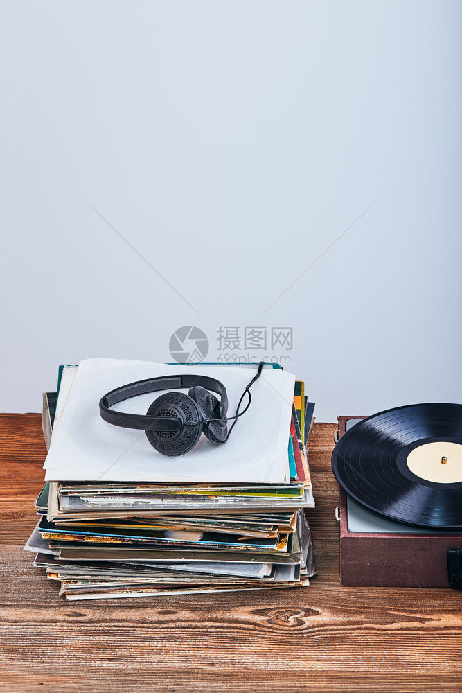 转盘黑乙烯胶唱片的堆叠可转式黑纸牌玩家和耳机都放在了古典立体声响音机上收藏图片