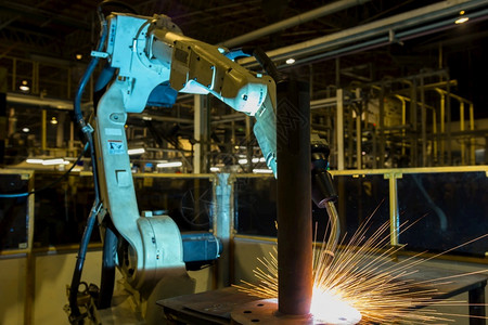 生产高科技机器人在工厂中焊接金属部分手臂图片