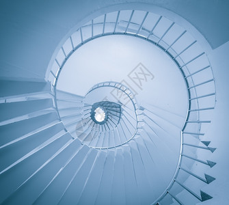 栏杆椭圆步行从地面向上看以单色颜显示的螺旋楼梯视图图片