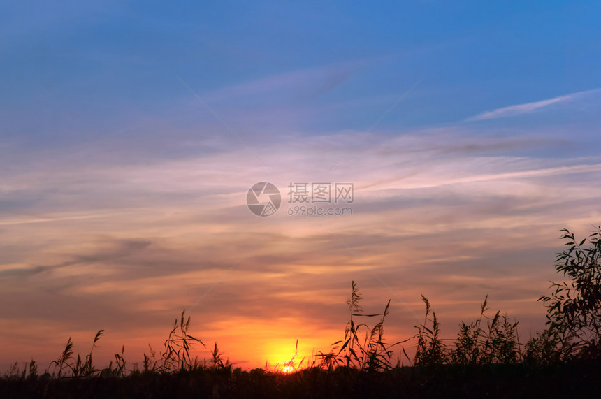 日落时的夕阳天空图片