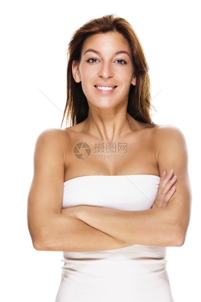 带着双臂笑黑发女人怀白色背景的交叉手臂笑着她女化幸福皮肤图片