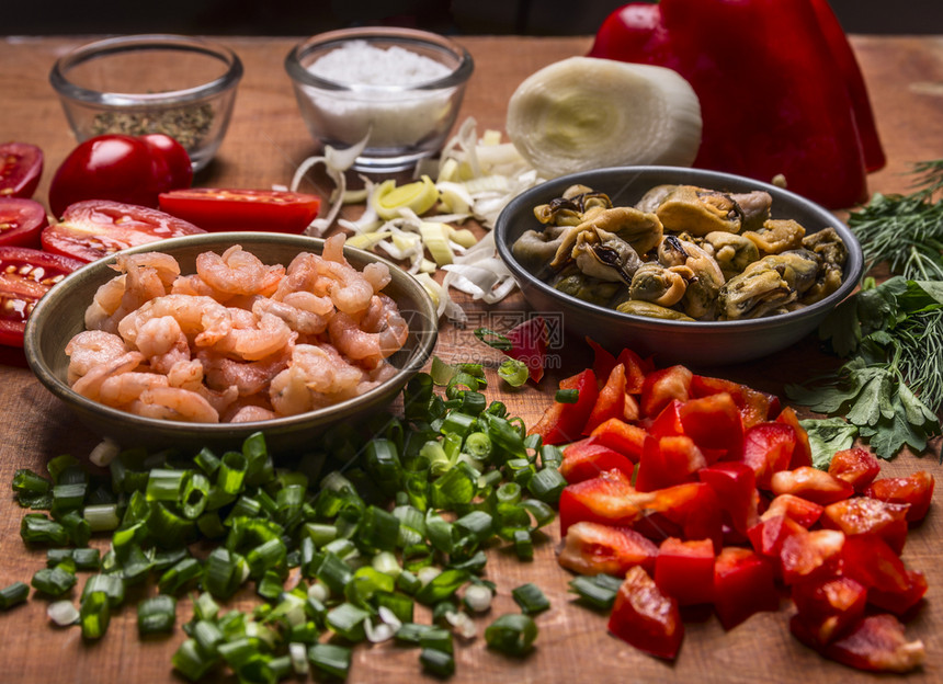 配有贝壳和蔬菜调味料的烹饪会虾木制背景涂上胡椒切开的绿洋葱最佳新鲜的贝类图片