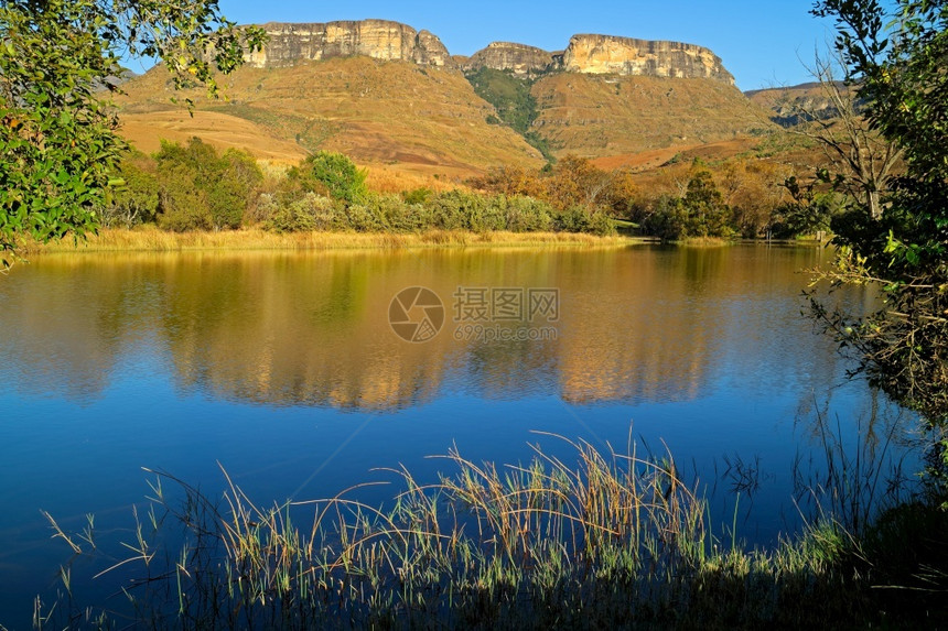 南非皇家纳塔尔国公园沙石山和水中反射为的池塘风景观早期的图片