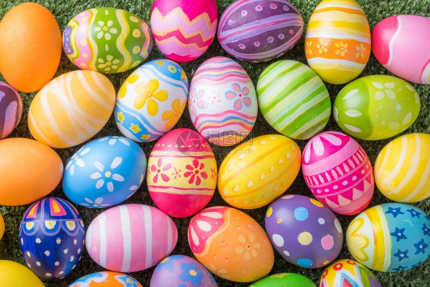 传统的复活节快乐彩色的鸡蛋在油漆刷上画笔因为你自己在草地上做优质的蓝色图片