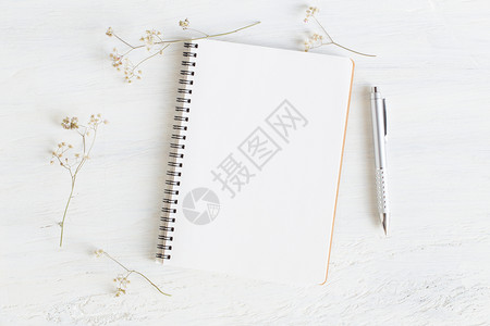 书写最佳白色背景的办公桌平面照片白木桌子上打开空白笔记本图片