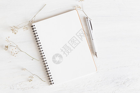 白色背景的办公桌平面照片白木桌子上打开空白笔记本床单的白图片