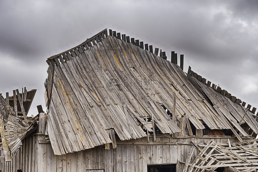 木制的车顶线老一座屋正在倒塌的旧木屋谷仓顶线被描绘成一个巨大的云层图片