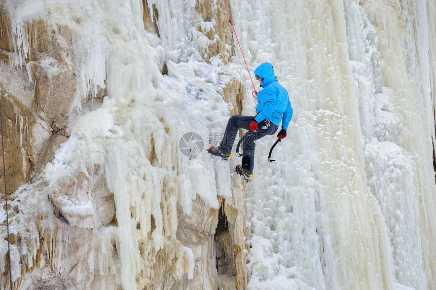 冰爪年轻人用斧爬上面动作模糊寒冷的图片
