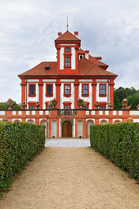 城堡云捷克布拉格TrojaPalace的侧边视图胡同图片
