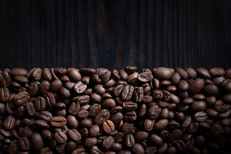 黑暗中的咖啡豆背景图片