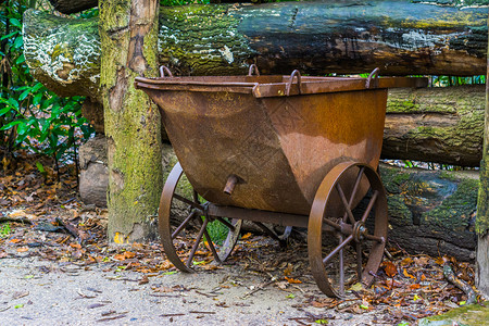 大车自然旧式老矿工车变型花园装饰古典运输车历史的图片