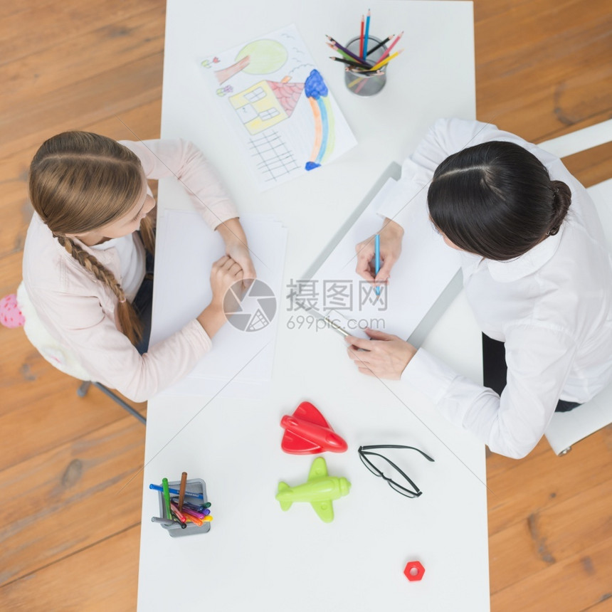 女孩在谈论她的心理学家时提到剪贴板高分辨率照片清晰度小女孩在谈论她的心理学家时说注意剪贴板高质量照片最佳安全的报告图片