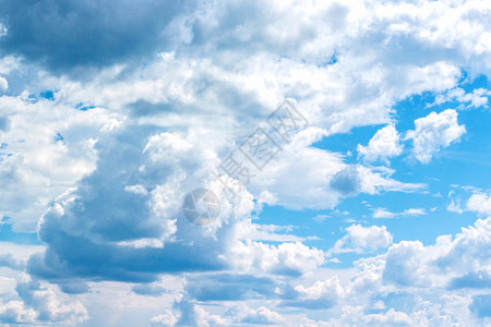 明亮的天空中大蓬松积云背景纹理天空中的积云白色气候图片