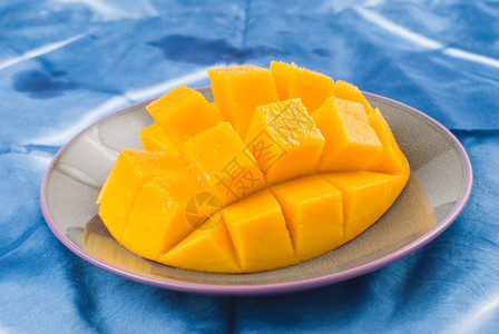 新鲜美味的芒果水菜热带水果可口金的白色图片
