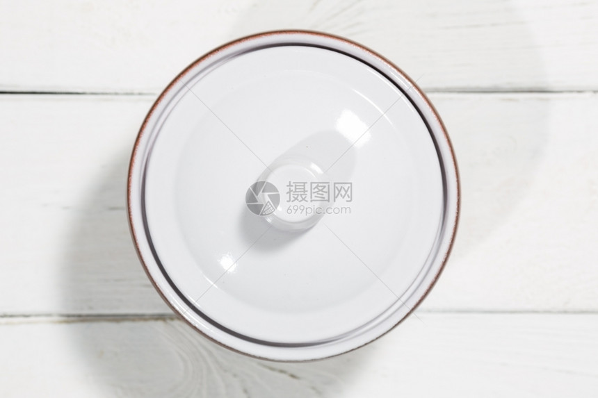 简单的一顿饭烤箱器皿白木桌上的Clay锅图片