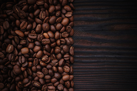 桌上的咖啡豆背景图片