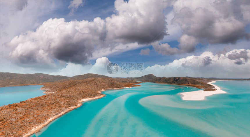 在日落节假和旅行概念中洋观全景的奇异小岛天礁海图片