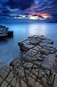 黄昏美丽的在金梅里奇湾Dorset的南部英国海岸线上的日光教科文组织图片