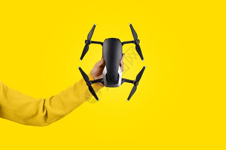 目的在黄色背景装置概念下无人驾驶的飞机手器人高清图片