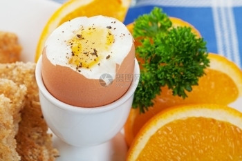 蛋杯胡椒软煮鸡和吐司烤土来泡欧洲流行早餐小麦图片
