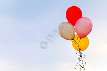 自由蓝色的庆祝天空背景上的多彩气球图片