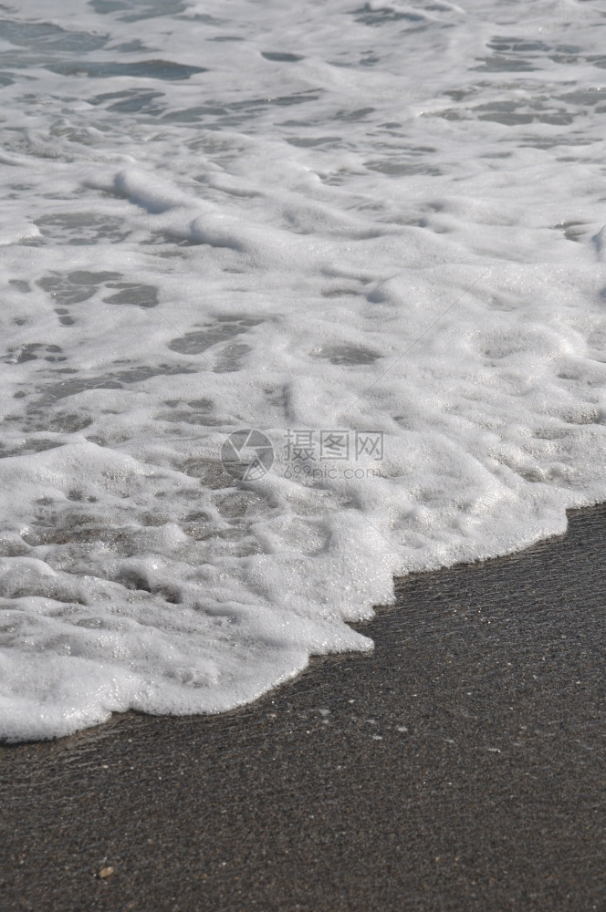 沙滩和海泡沫海浪图片