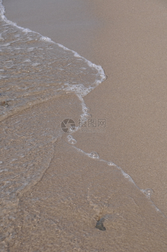 沙滩和海泡沫海浪图片