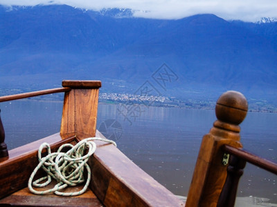 戏剧美丽克尔基尼湖的木船一种高清图片
