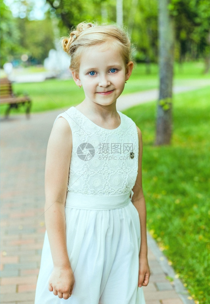 白色的小女孩穿着漂亮的裙子像公主脸婴儿图片
