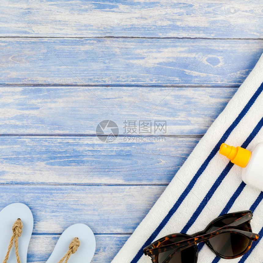 海滩毛巾太阳墨镜海壳贝的尾鱼面条蓝木板背景并附有文本空间模拟版复制顶层观视Sideview人字拖桌子瓶图片