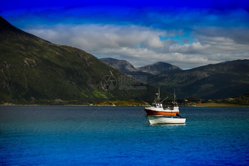 史诗水平的峡湾挪威码头附近两艘游艇的地貌背景挪威码头附近两艘船的地貌背景hd图片
