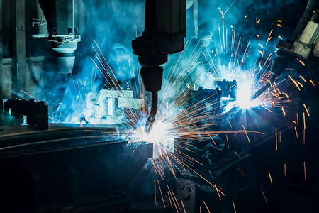 团队工业机器人在厂焊接了重的金属建造图片