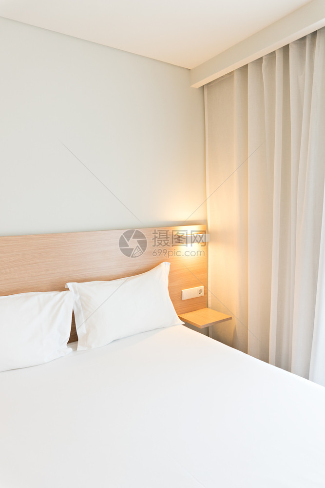卧室灯清洁和最起码风格的睡眠概念空间可复制双倍的图片