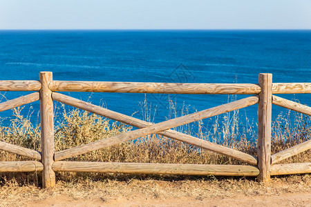 海洋欧洲蓝和地平面岸的木栅栏蓝色图片
