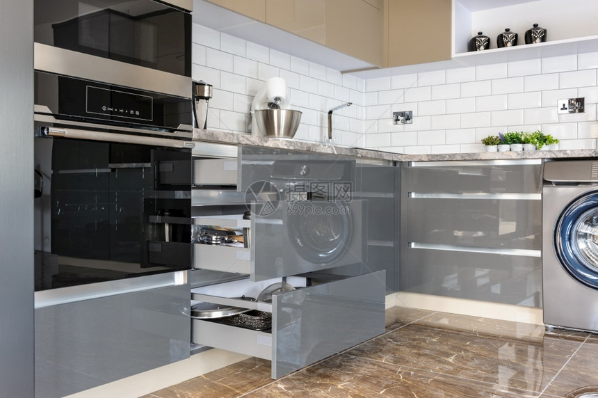 宽敞正面设计完善的现代灰色米格和白厨房配有大理石瓷砖地板一些抽屉是开放的奢华现代白色米格和灰室内厨房星光图片