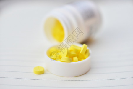 桌上摆放的黄色药片图片