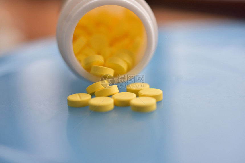桌上散落的黄色药片图片